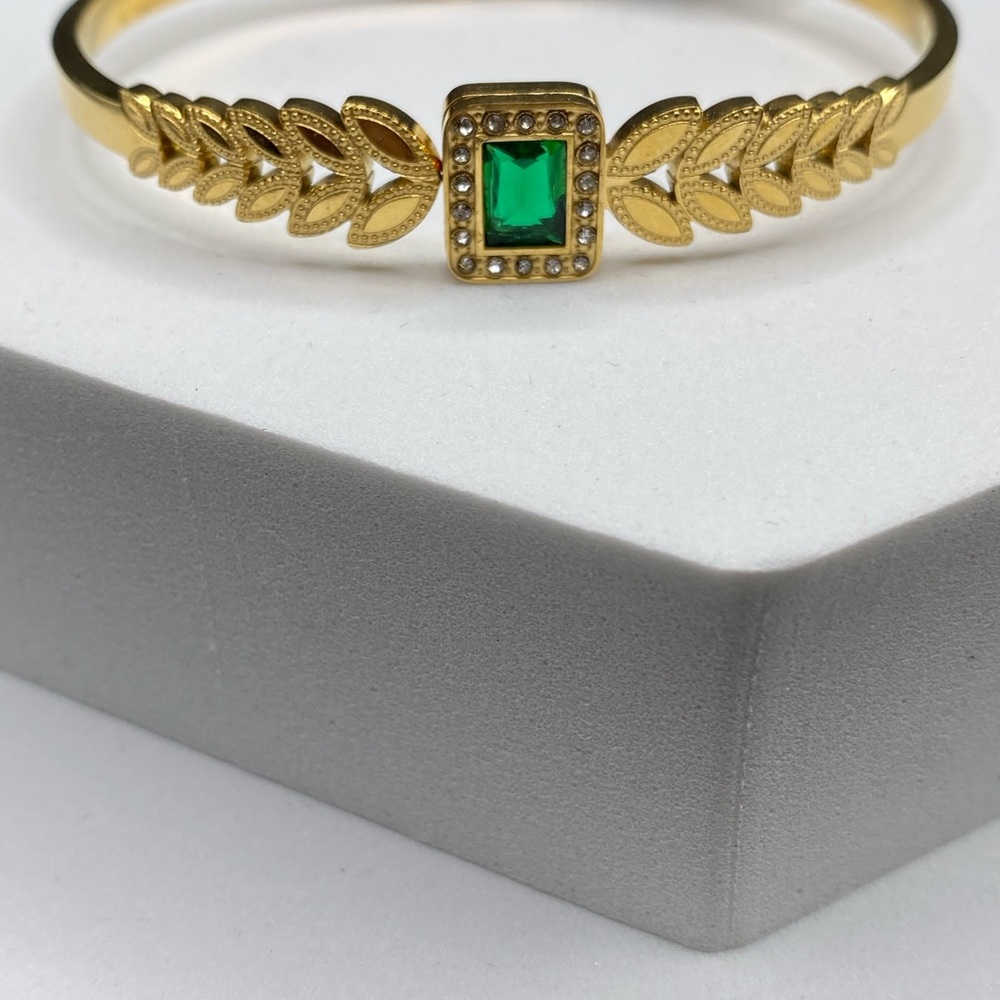 Elegant Gold Bracelet with Green Gemstone